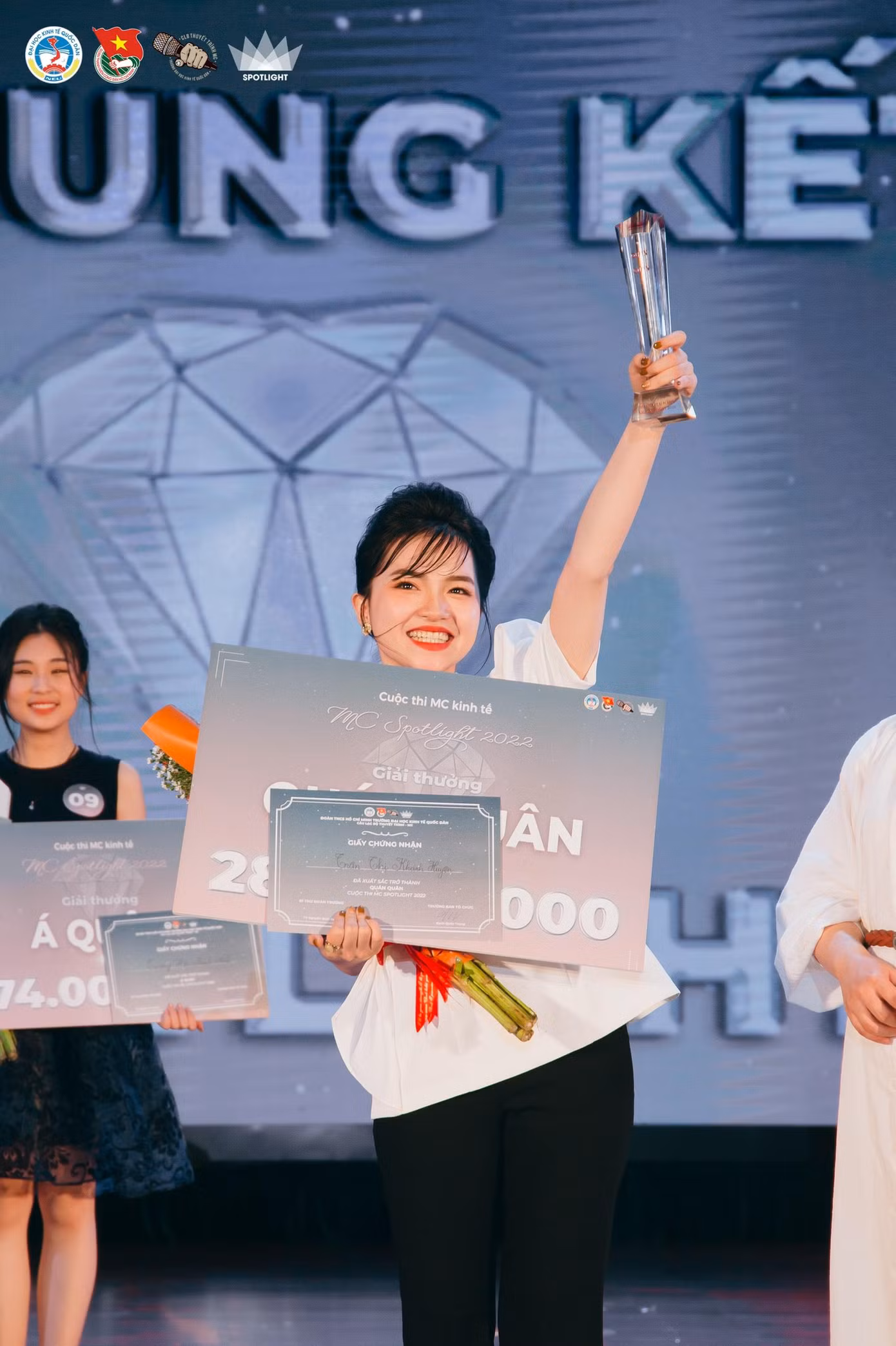Khánh Huyền xuất sắc chinh phục ngôi vị quán quân của cuộc thi MC Spotlight 2022.