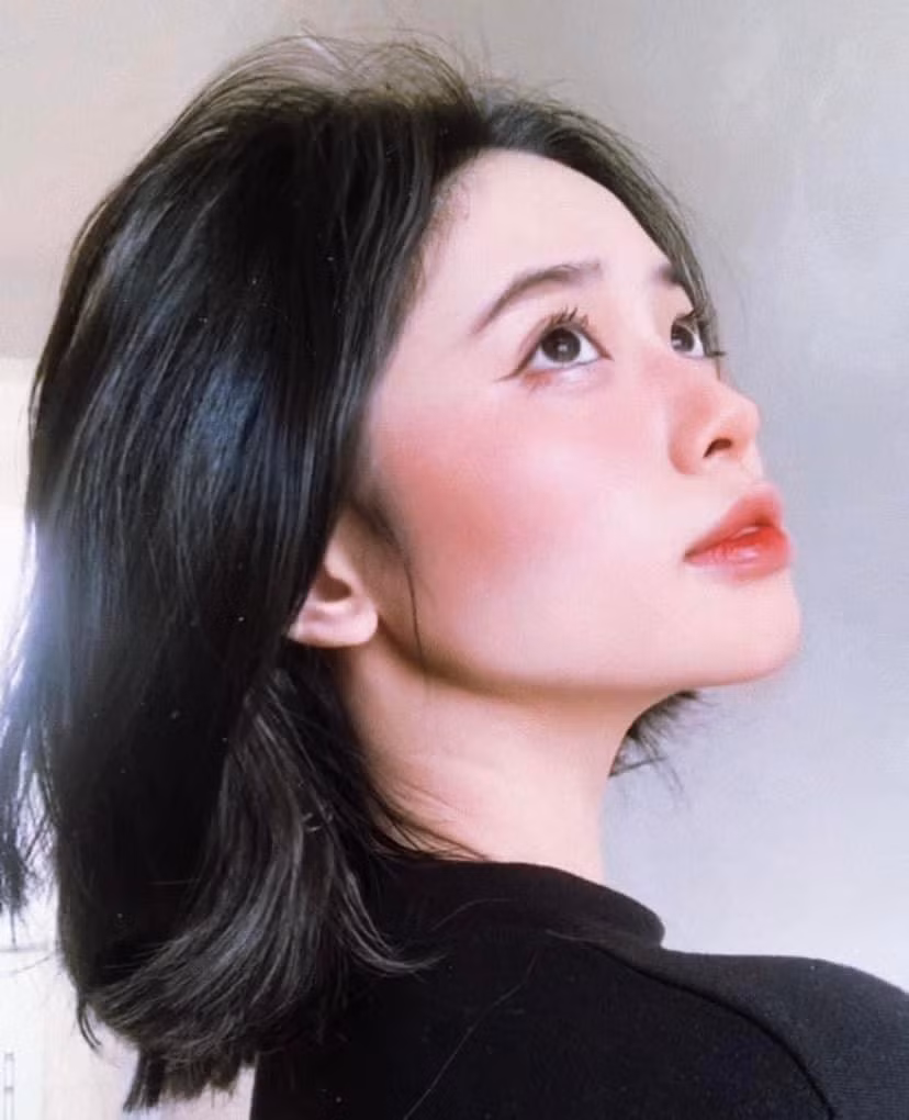 Triệu Hoàng Anh – sính viên năm thứ nhất ngành Quan hệ Công chúng, trường Đại học Kinh tết Quốc dân. Triệu Hoàng Anh – sính viên năm thứ nhất ngành Quan hệ Công chúng, trường Đại học Kinh tết Quốc dân.