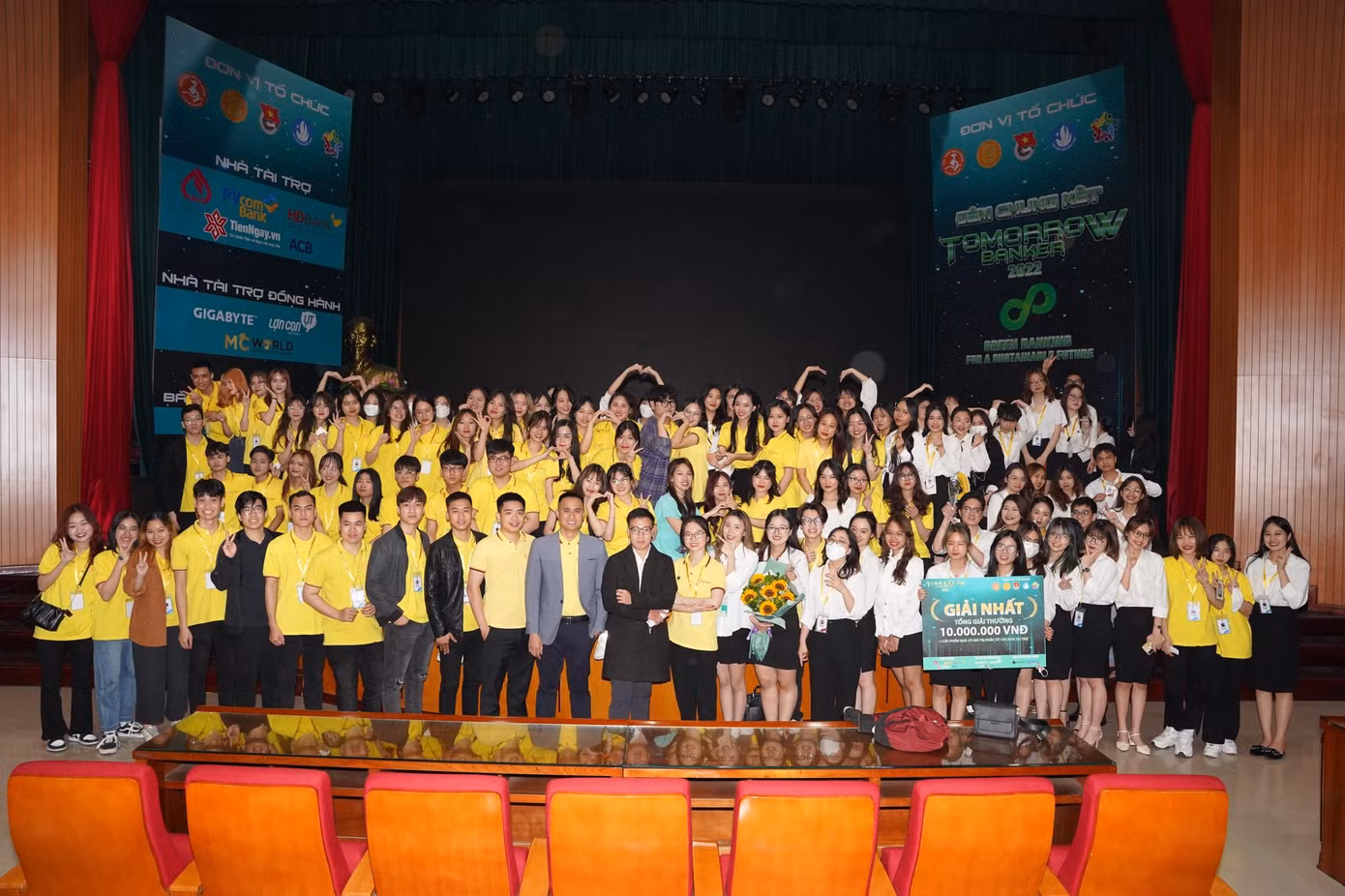 Cô cùng Liên chi Đoàn Khoa tổ chức Cuộc thi Tomorrow Banker 2022.