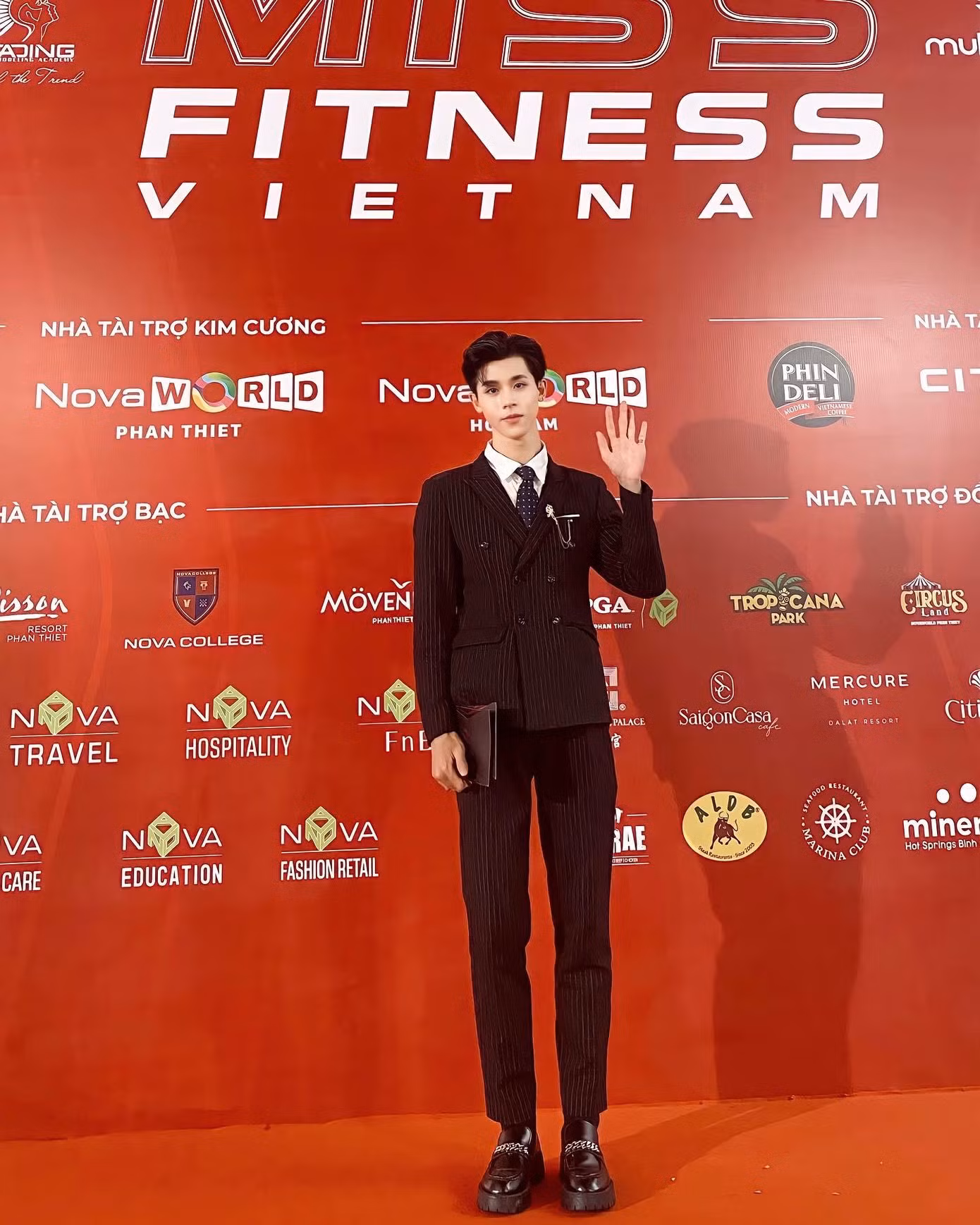 Bên cạnh công việc học và đi gia sư, Nguyễn Cảnh còn được biết đến là người mẫu tự do. Bên cạnh công việc học và đi gia sư, Nguyễn Cảnh còn được biết đến là người mẫu tự do.
