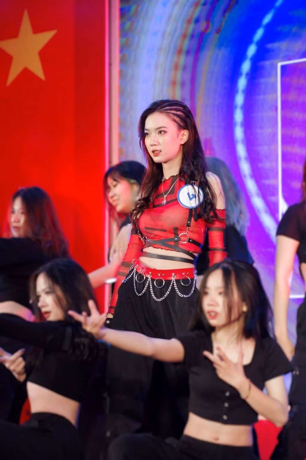Hương Giang cháy hết mình với tiết mục dự thi.