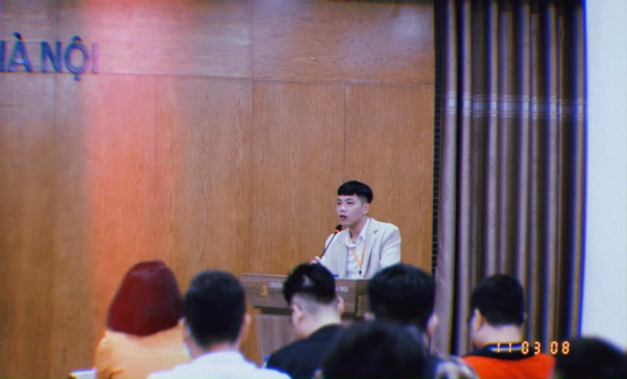 Bên cạnh học tập và làm việc hăng say, Kiên còn là chàng trai có niềm đam mê rất lớn với các phong trào sinh viên và trau dồi kỹ năng mềm. Bên cạnh học tập và làm việc hăng say, Kiên còn là chàng trai có niềm đam mê rất lớn với các phong trào sinh viên và trau dồi kỹ năng mềm.