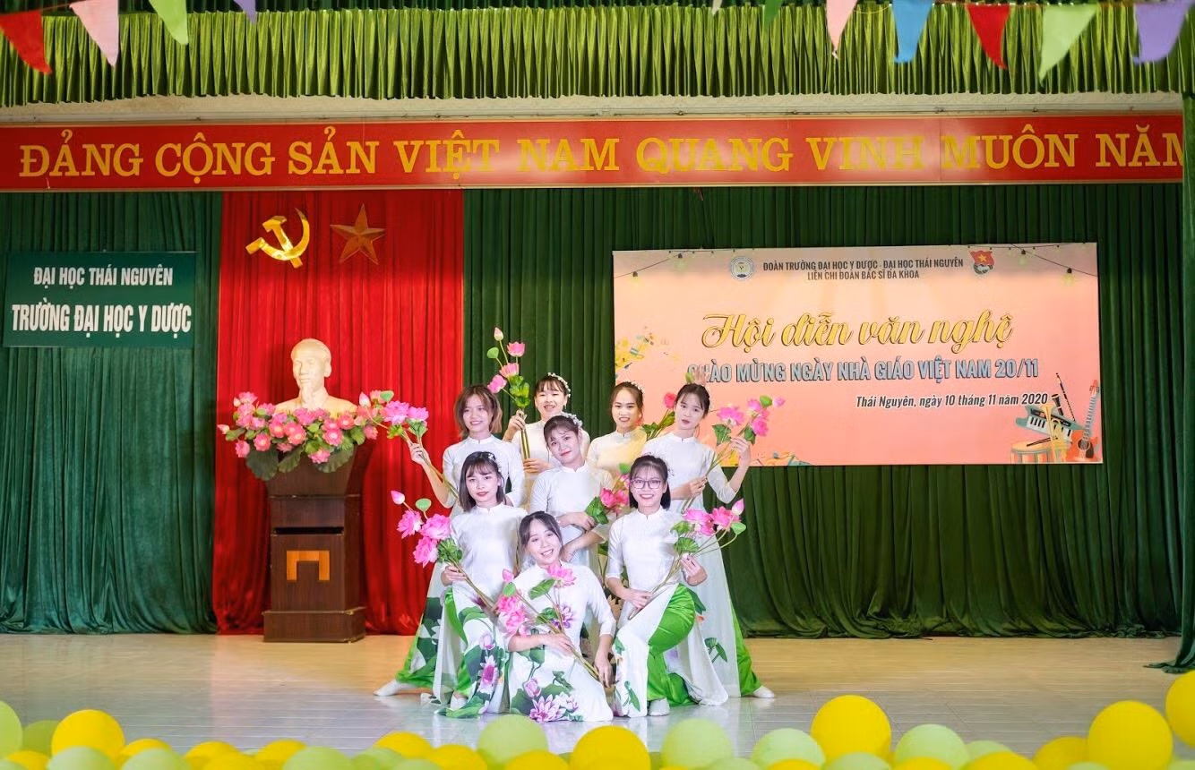 Hương Ly tham gia các hội diễn văn nghệ tại trường.