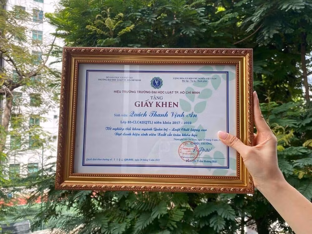 Giấy khen cho những thành tích xuất sắc thời đại học của Vịnh An.