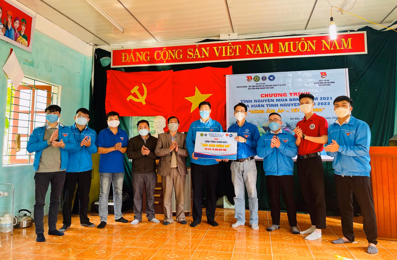 Đoàn công tác trao tặng địa phương công trình thanh niên “Thắp sáng đường quê” trị giá 25.000.000đ.