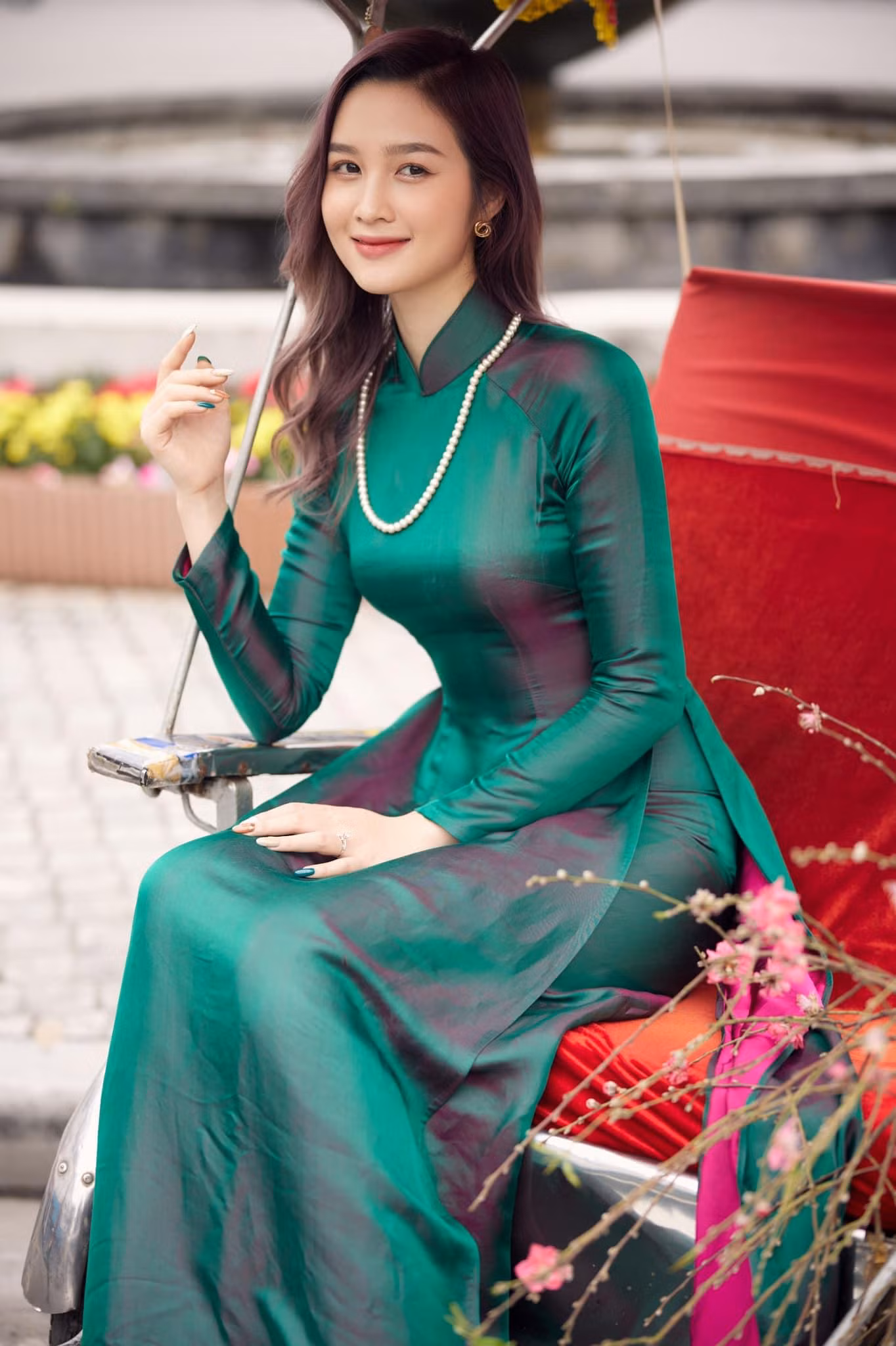Ngọc Ánh nền nã trong tà áo dài truyền thống.