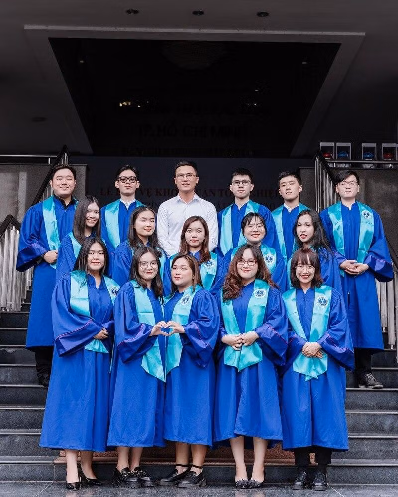 Vịnh An (hàng giữa, thứ 2 từ trái qua) chụp cùng thầy và các bạn, cô là Lớp phó Lớp CLC42QTL giai đoạn 2017 - 2020 và Lớp trưởng giai đoạn 2020 - 2022.