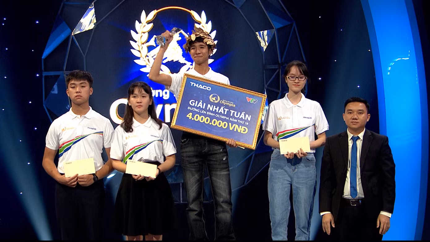 Lại Quốc Trung có thành tích học tập đáng nể từ những ngày còn ngồi trên ghế nhà trường. Cậu bạn thường xuyên đạt được các giải cao tại cuộc thi Học sinh Giỏi cấp tỉnh. Lại Quốc Trung có thành tích học tập đáng nể từ những ngày còn ngồi trên ghế nhà trường. Cậu bạn thường xuyên đạt được các giải cao tại cuộc thi Học sinh Giỏi cấp tỉnh.