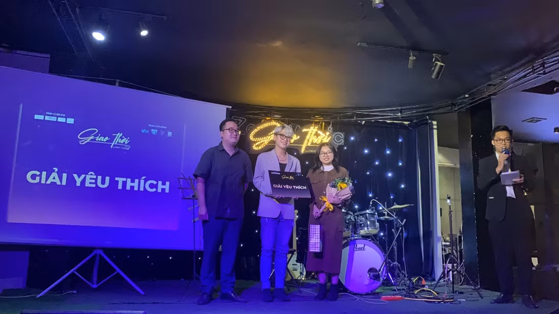 Đội thi được yêu thích nhất: Câu lạc bộ FIS - Khoa Quốc Tế, Trường Đại học Khoa học Xã hội và Nhân văn với ca khúc Không còn mùa thu.