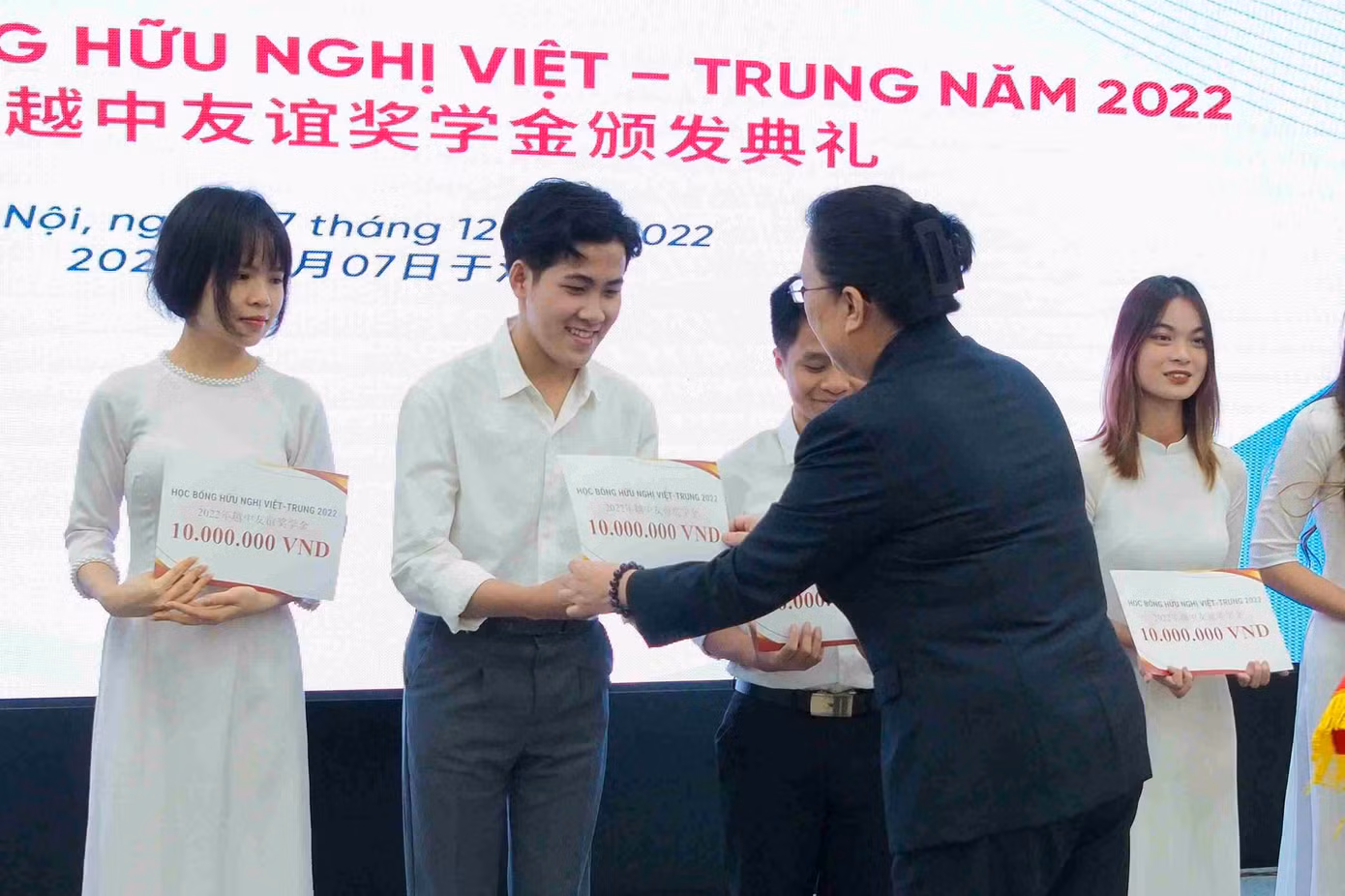 Bà Hy Tuệ, Công sứ Đại sứ quán CHND Trung Hoa tại nước CHXHCN Việt Nam trao Học bổng cho sinh viên học tiếng Trung.