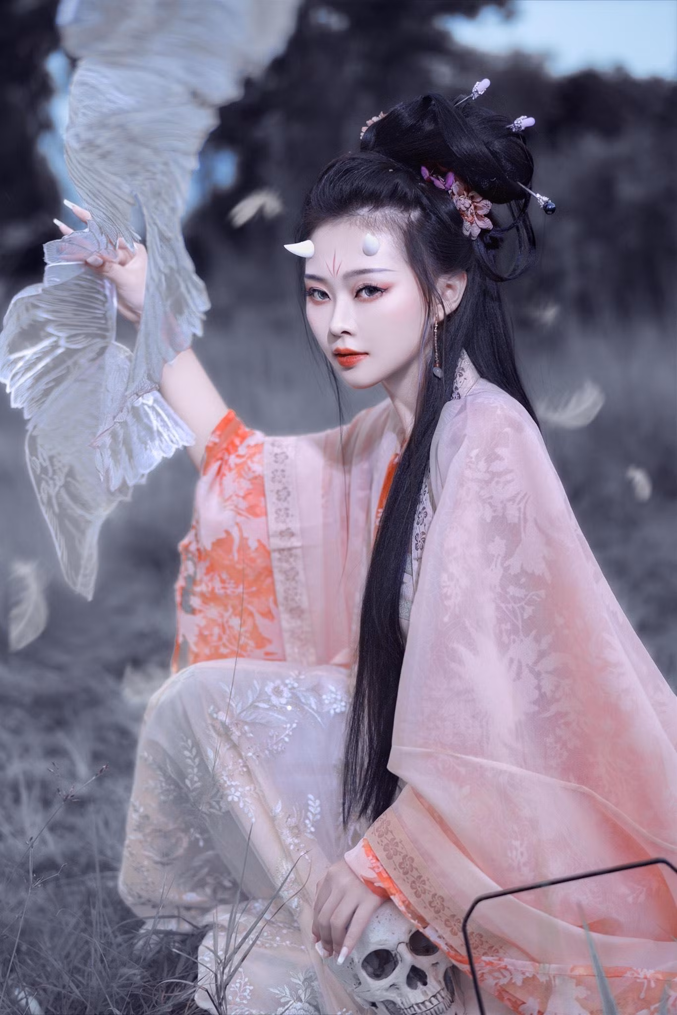 Hồng Ánh được nhận xét là có gương mặt Á Đông với đường nét khá giống với người Trung, vậy nên cô bạn cũng ghi nhiều dấu ấn với các bộ ảnh cổ trang. Hồng Ánh được nhận xét là có gương mặt Á Đông với đường nét khá giống với người Trung, vậy nên cô bạn cũng ghi nhiều dấu ấn với các bộ ảnh cổ trang.