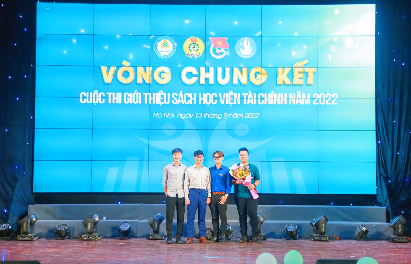 Việt Hưng (thứ hai từ phải sang) tại Chung kết cuộc thi giới thiệu sách Học Viện Tài Chính 2022.