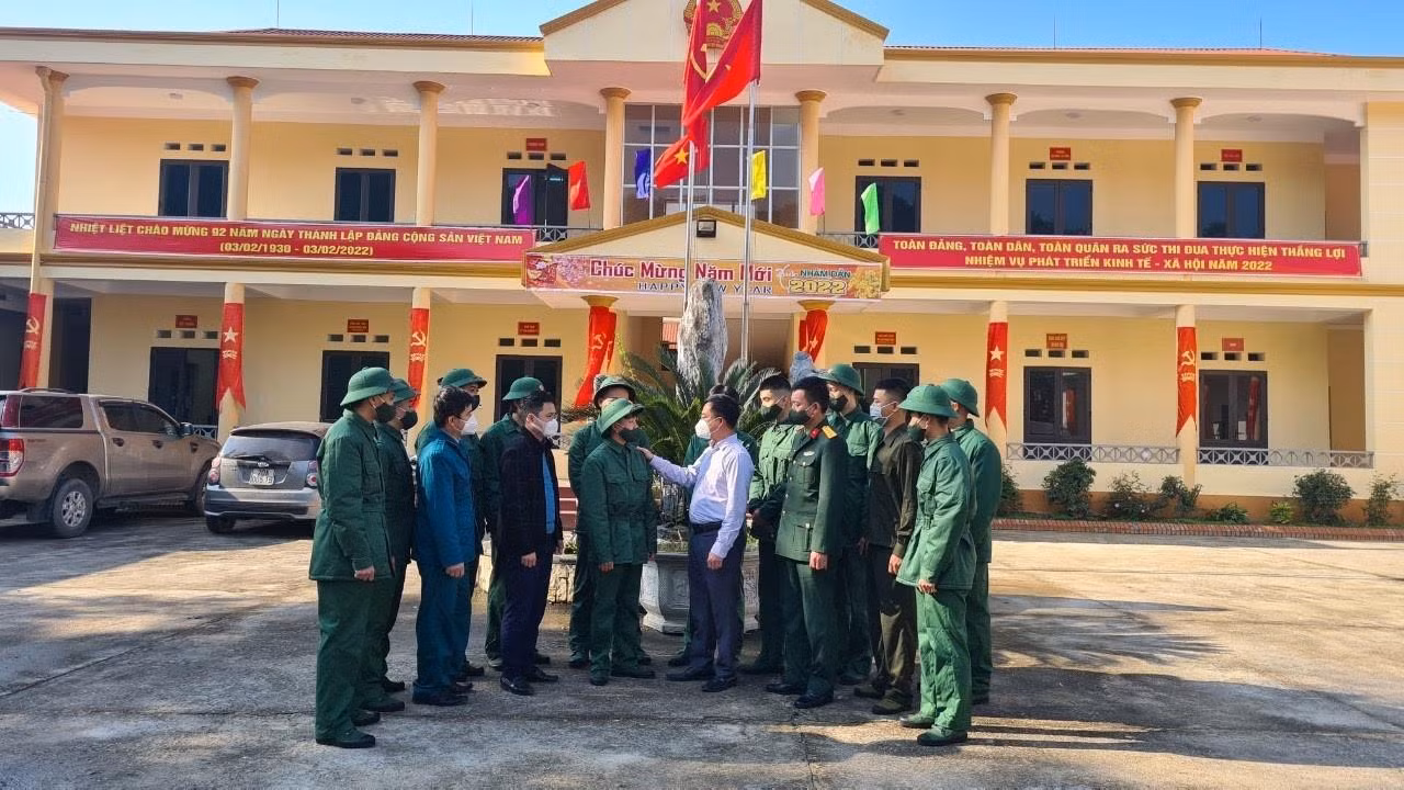 Chủ tịch UBND xã Hóa Thượng thăm hỏi dặn dò, động viên các tân binh trước ngày nhập ngũ.