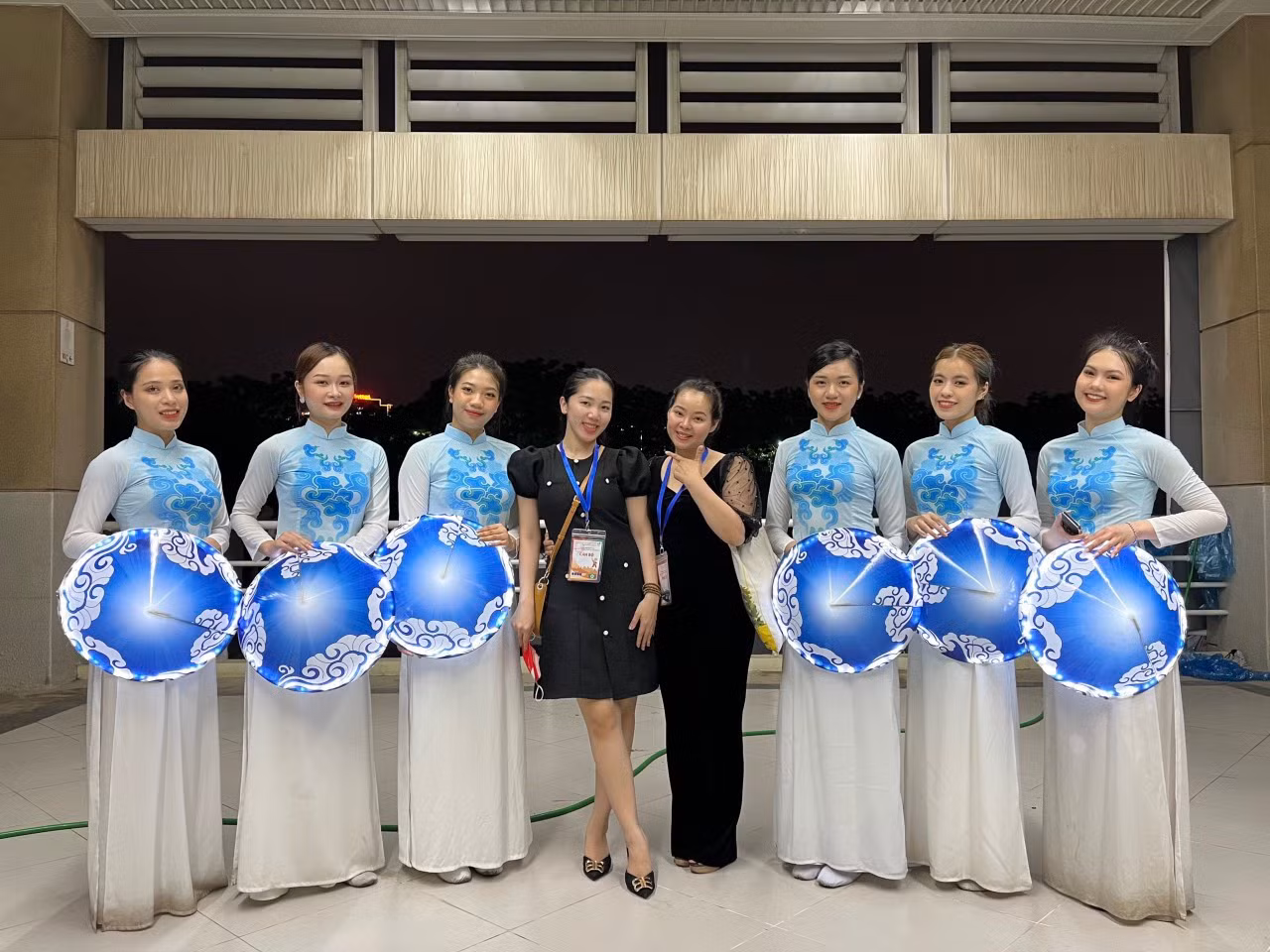 Người hỗ trợ tận tình sau cánh gà sân khấu.