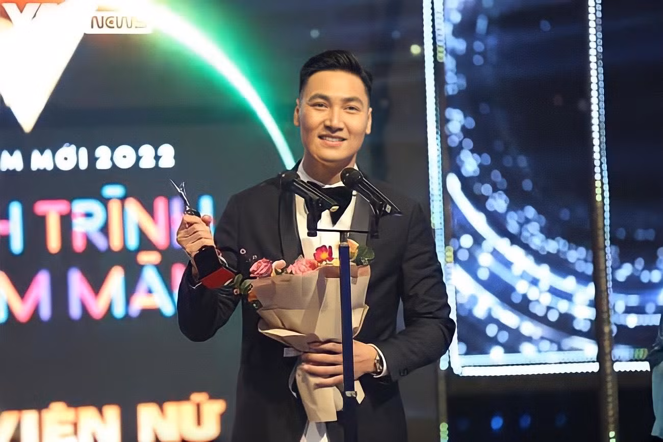 Mạnh Trường nhận giải 'Nam diễn viên ấn tượng' VTV Awards 2021.