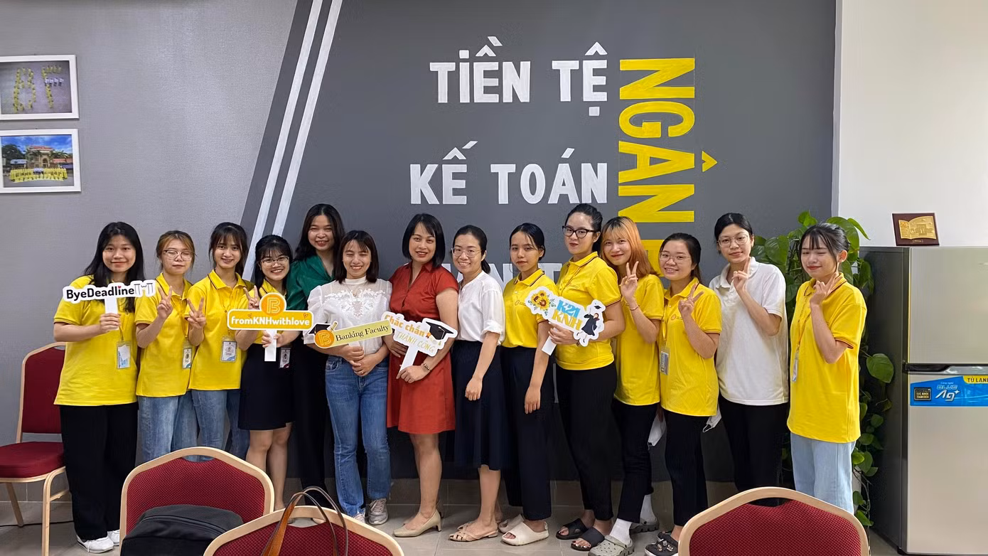 Diệu Ly tham gia hỗ trợ buổi thu khóa luận, chuyên đề năm 2022.