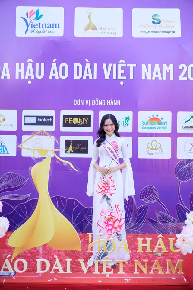 Nữ sinh tự make-up, tự di chuyển,... để có thể tiết kiệm chi phí hơn. Nữ sinh tự make-up, tự di chuyển,... để có thể tiết kiệm chi phí hơn.