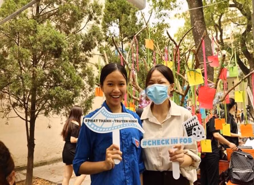 Những người cộng sự tuyệt vời luôn bên cạnh nữ sinh. Những người cộng sự tuyệt vời luôn bên cạnh nữ sinh.