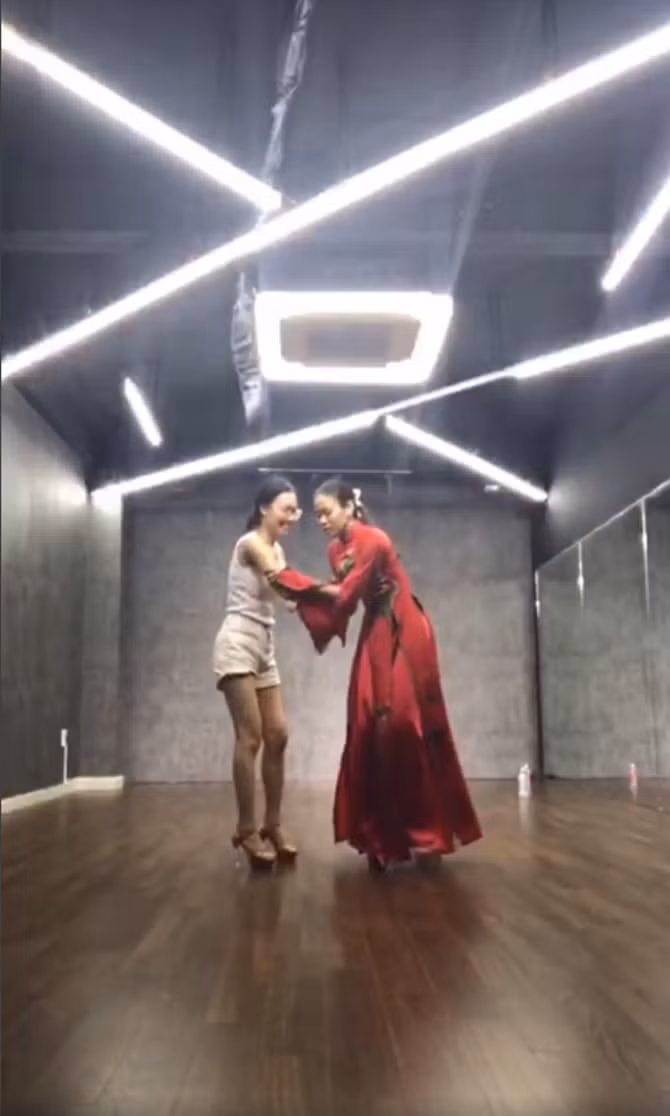 Nữ sinh 20 tuổi nỗ lực không ngừng nghỉ trên đôi giày cao gót. Nữ sinh 20 tuổi nỗ lực không ngừng nghỉ trên đôi giày cao gót.