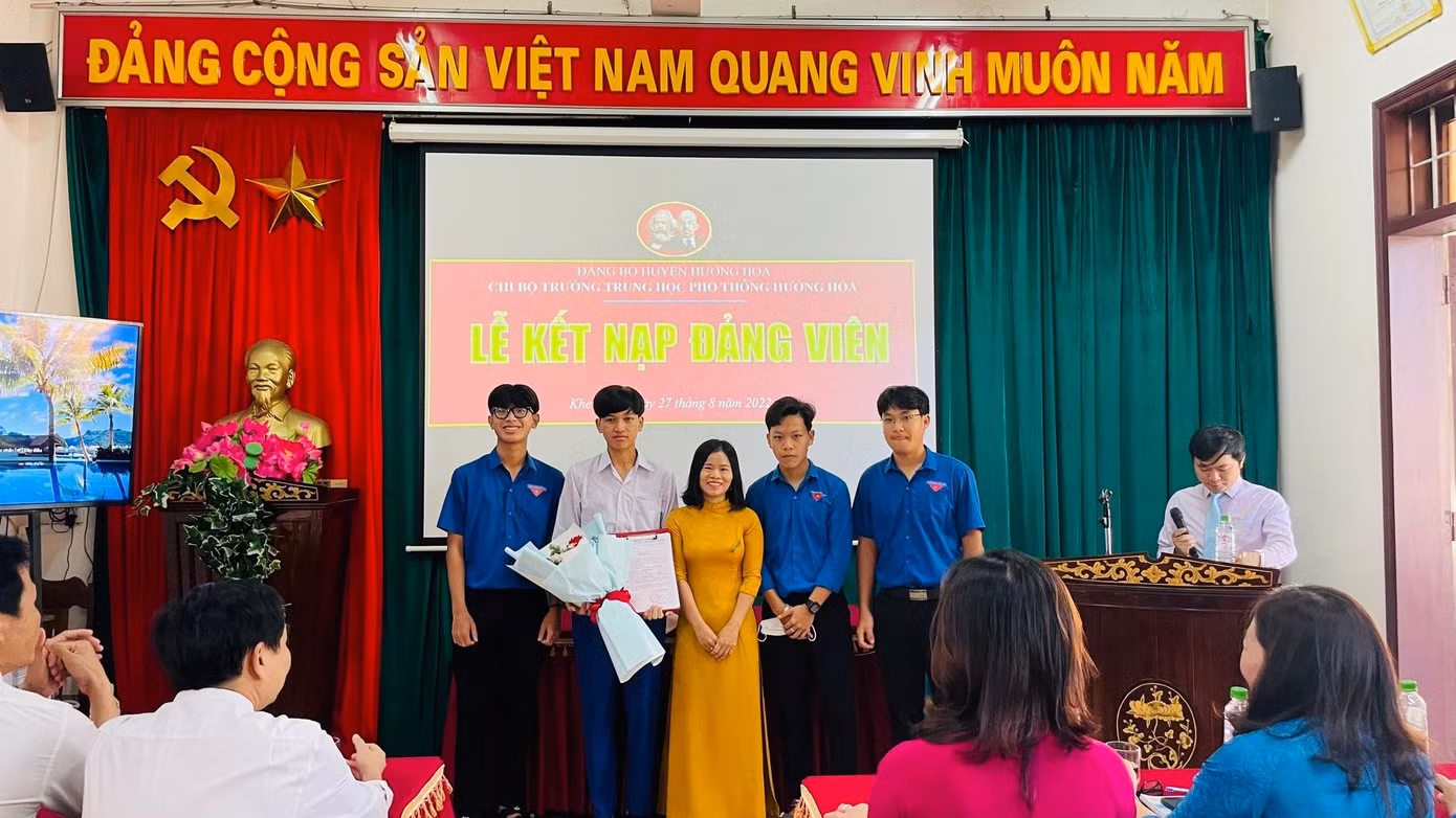 Được vào Đảng chính là nguồn động lực để Hoàng Phú tiếp tục phấn đấu trong học tập và rèn luyện để khi ra trường trở thành người có ích, được cống hiến cho xã hội, xứng đáng với sự tin yêu, gửi gắm của các thầy cô và những thế hệ đi trước. Được vào Đảng chính là nguồn động lực để Hoàng Phú tiếp tục phấn đấu trong học tập và rèn luyện để khi ra trường trở thành người có ích, được cống hiến cho xã hội, xứng đáng với sự tin yêu, gửi gắm của các thầy cô và những thế hệ đi trước.