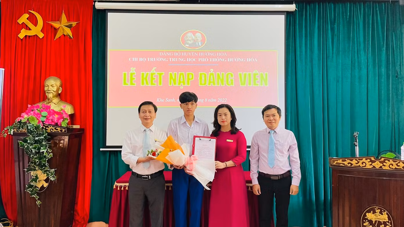 Nguyễn Trí Hoàng Phú (thứ hai từ bên trái sang) vinh dự được kết nạp vào Đảng Cộng sản Việt Nam đúng vào dịp kỷ niệm 77 năm Cách mạng Tháng Tám (1945-2022). Nguyễn Trí Hoàng Phú (thứ hai từ bên trái sang) vinh dự được kết nạp vào Đảng Cộng sản Việt Nam đúng vào dịp kỷ niệm 77 năm Cách mạng Tháng Tám (1945-2022).