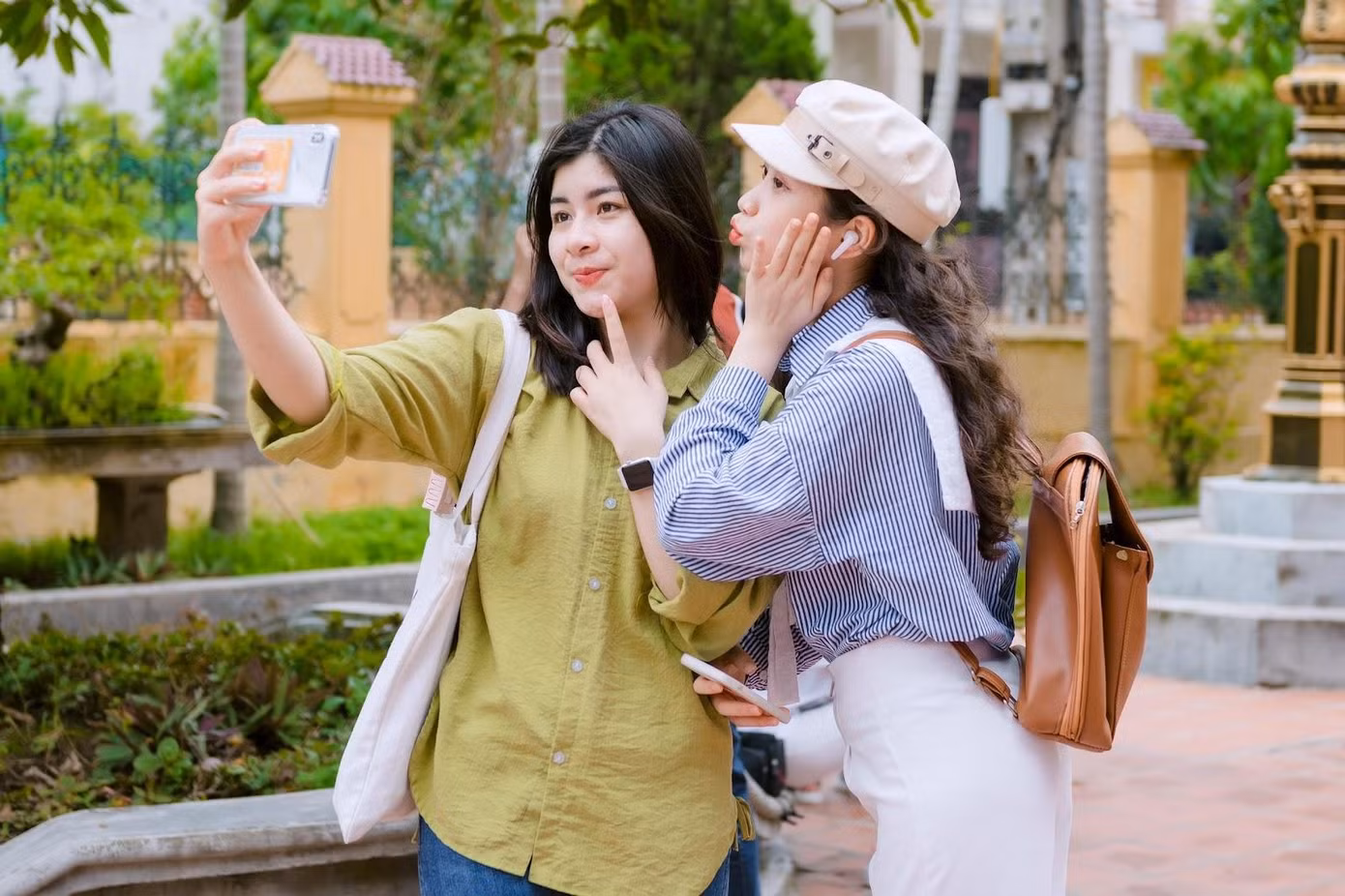 Giới trẻ rủ nhau check in sống ảo tại nhà thờ Hưng Nghĩa. Ảnh Phan Hoàn