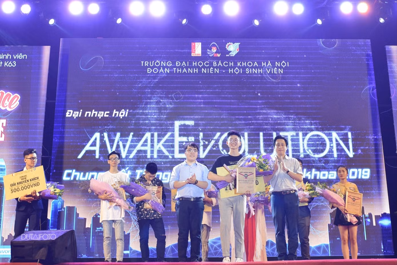 Hải Duy nhận giải Quán quân Tiếng hát sinh viên Bách Khoa 2019