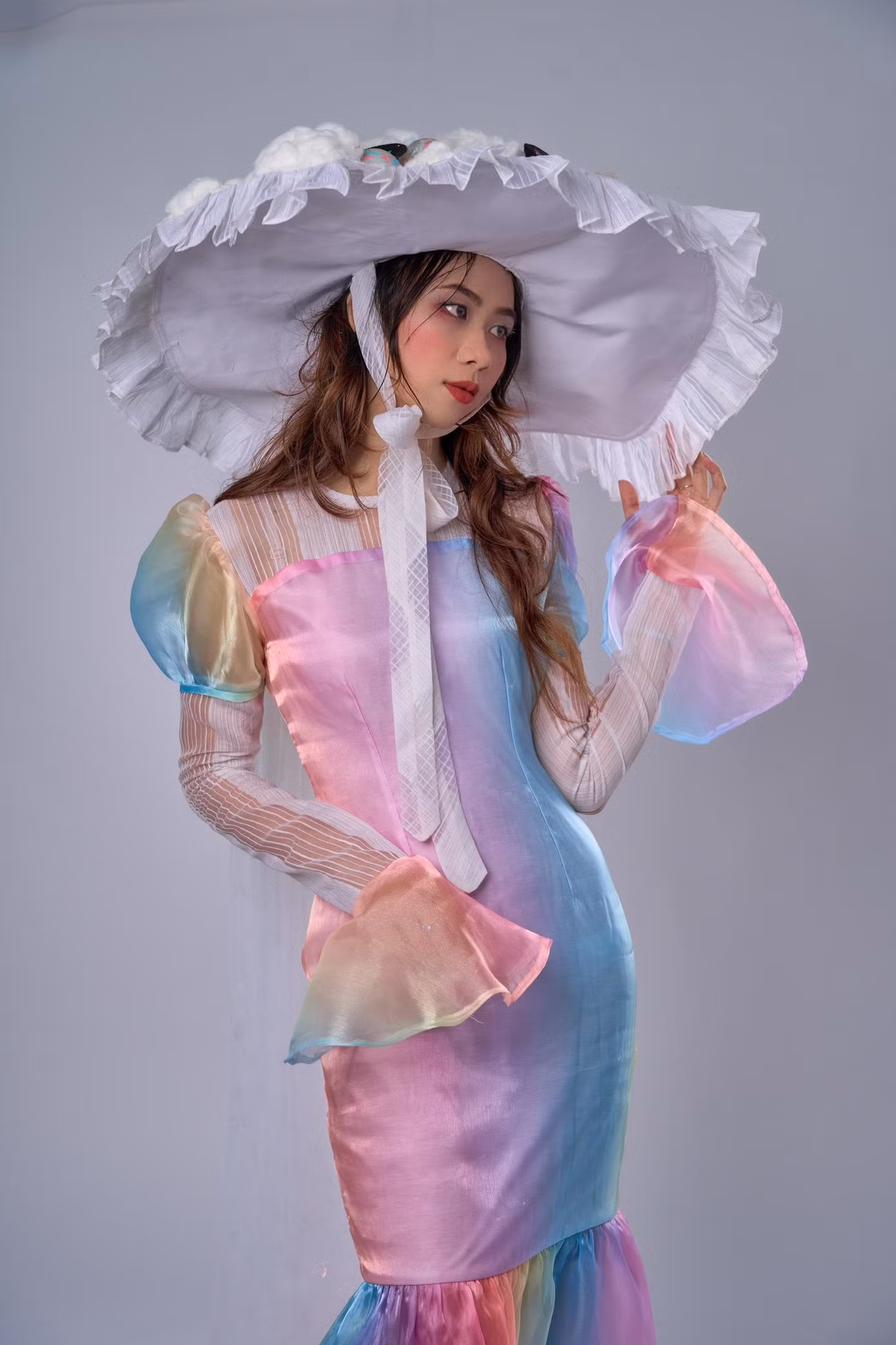 Nguyễn Thị Tuyết Thơ hay còn được mọi người biết đến với biệt danh là Thơ Color (sinh năm 2001), hiện đang là sinh viên ngành Thiết kế Thời trang của trường Đại học Văn Lang.