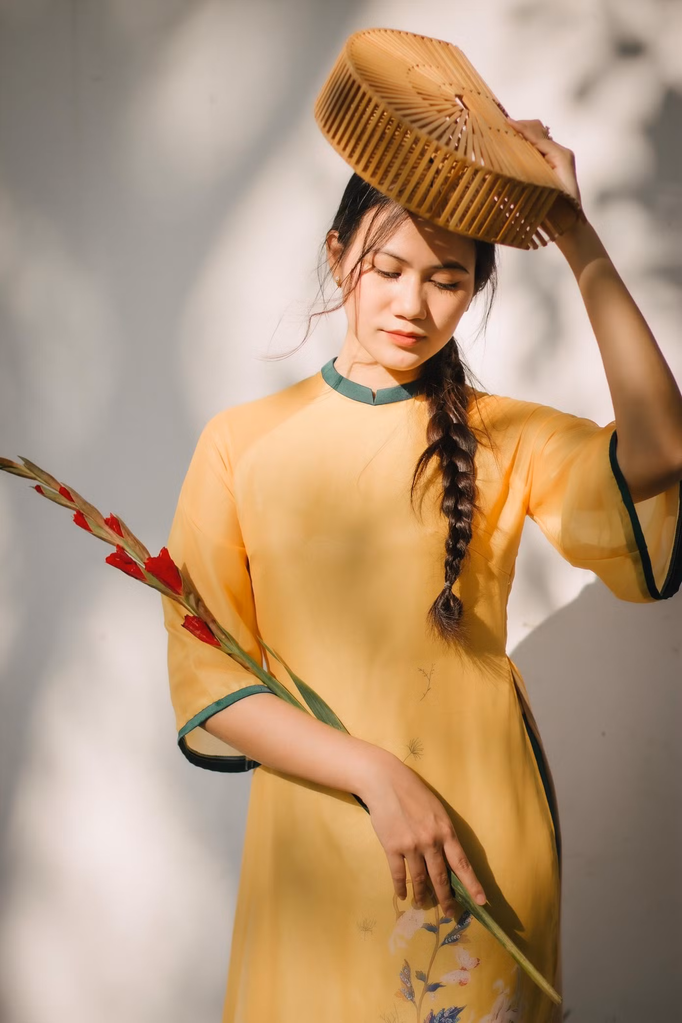 9X khoe sắc trong nắng xuân xứ Huế. 9X khoe sắc trong nắng xuân xứ Huế.
