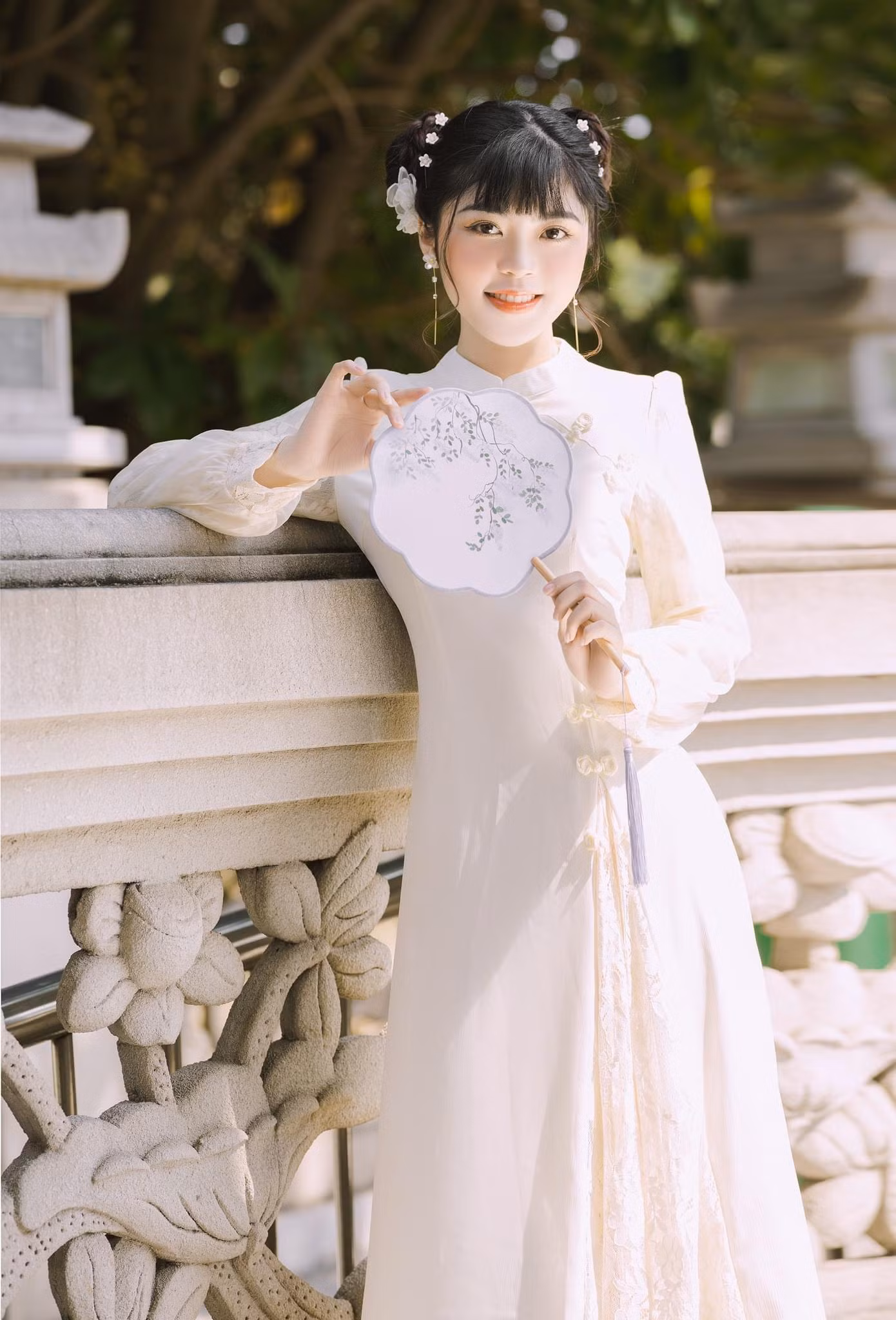 Hoa khôi Duyên dáng áo dài Bình Dương năm 2020 đẹp dịu dàng khi hóa thân thành cô gái Trung Hoa.