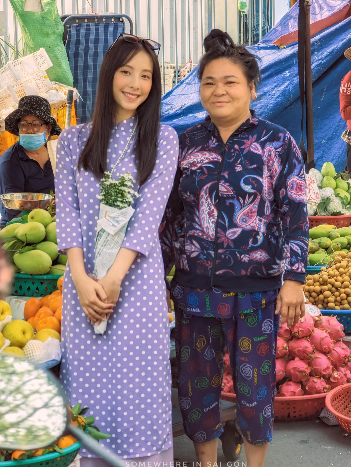 Hồng Nhung chụp hình cùng các cô tiểu thương ở chợ.