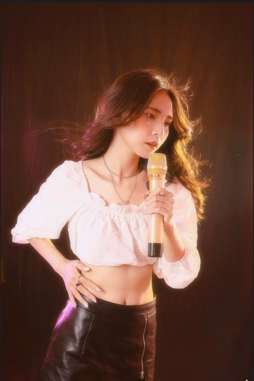 Sở hữu gu ăn mặc tối giản, mang những chất riêng, cùng gương mặt sáng, Nguyệt Vy dành được nhiều sự quan tâm của các thương hiệu, đặc biệt về thời trang.