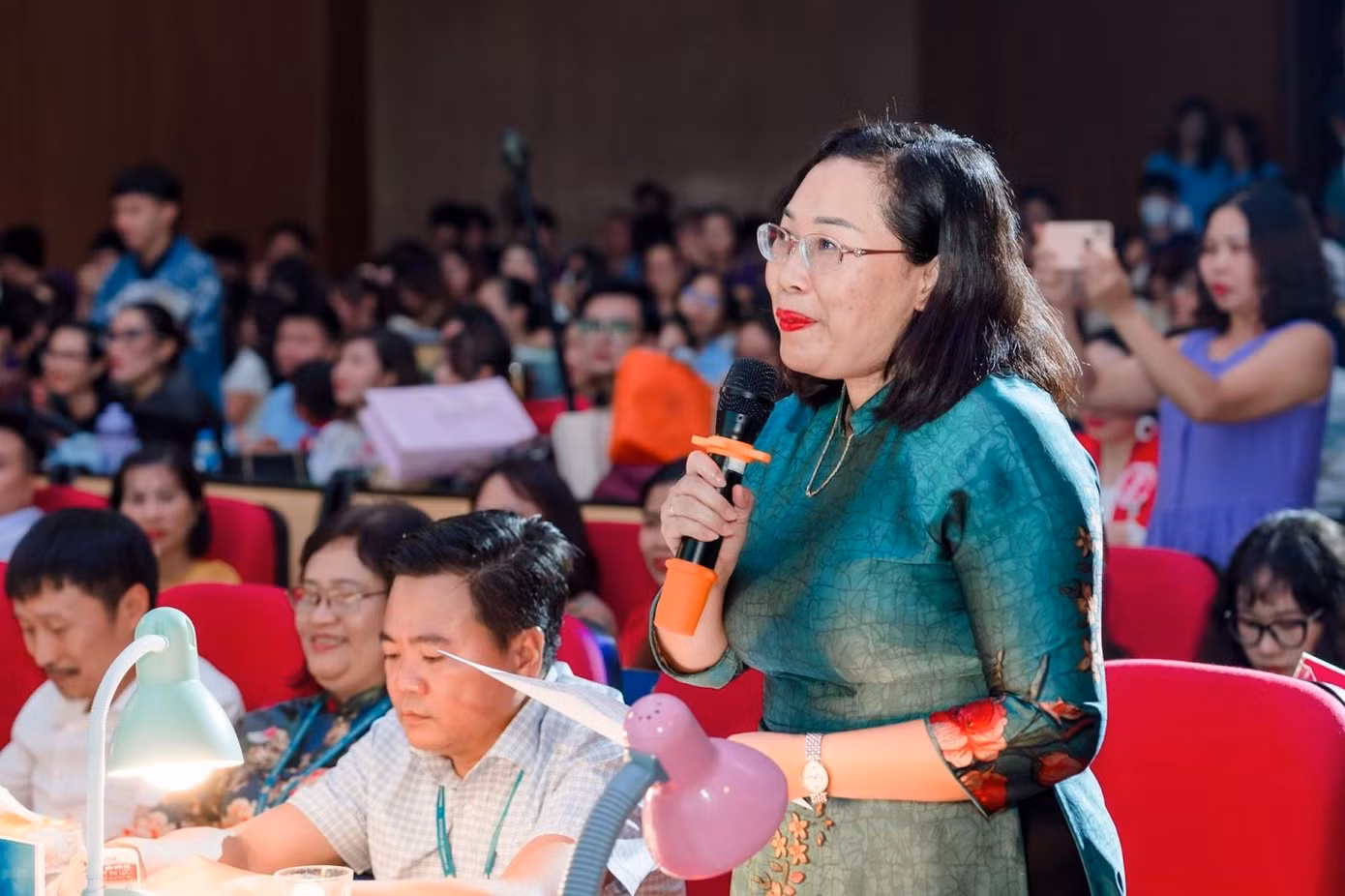 Ban Giám khảo đặt câu hỏi cho phần thi ứng xử để thử thách sự nhạy bén của các thí sinh.