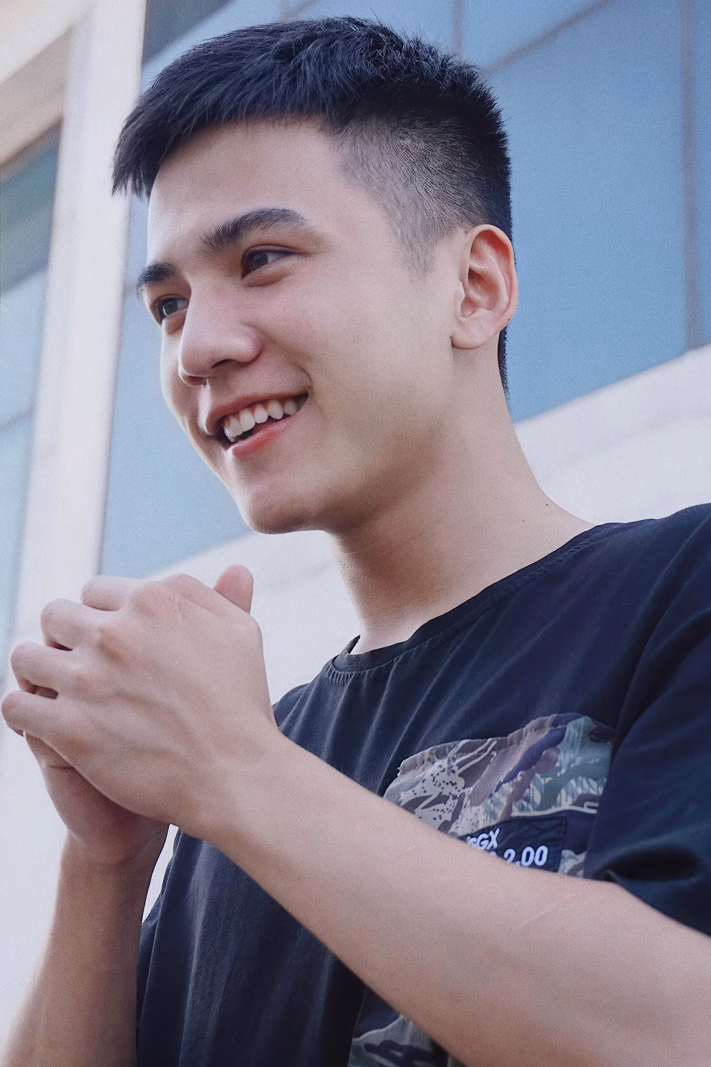 Anh chàng điển trai này còn rất thích livestream chơi game giao lưu với cộng đồng mạng.