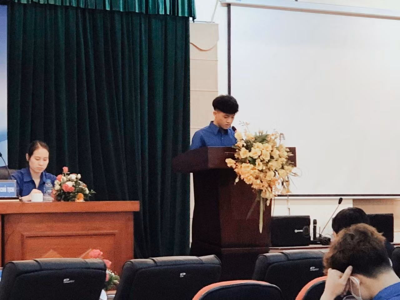 Quang Huy tham gia buổi Tọa đàm giữa Lãnh đạo Bộ Nông nghiệp và Phát triển nông thôn với Đoàn viên Thanh niên cùng Đoàn trường. Quang Huy tham gia buổi Tọa đàm giữa Lãnh đạo Bộ Nông nghiệp và Phát triển nông thôn với Đoàn viên Thanh niên cùng Đoàn trường.