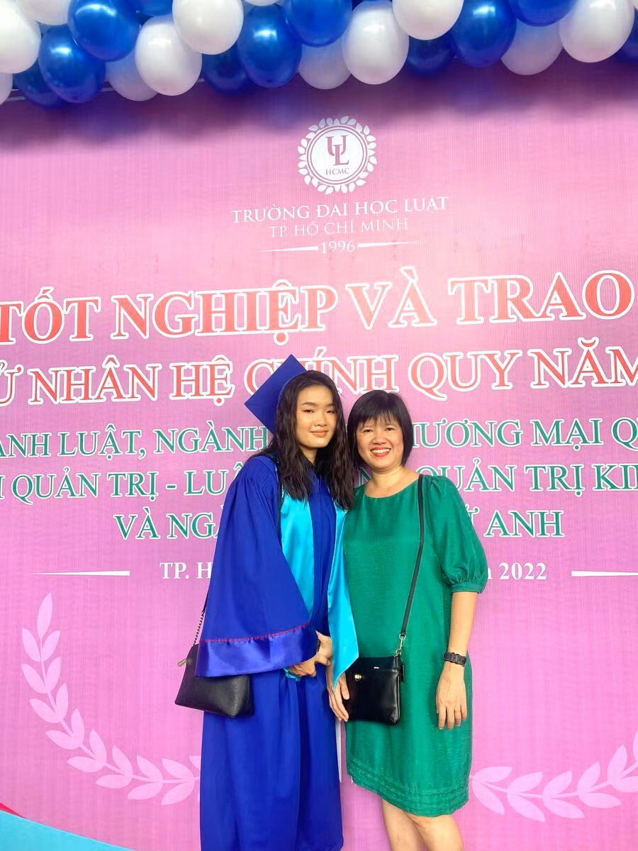Vịnh An (khoá 42) và mẹ (khoá 15) trong ngày cô tốt nghiệp.