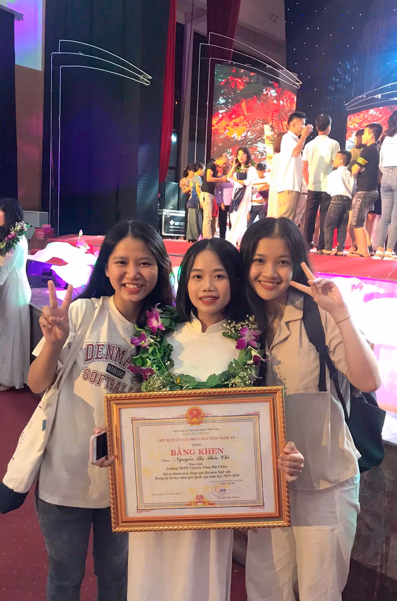 Thảo Chi trong lễ vinh danh các học sinh có thành tích xuất sắc trong kỳ thi HSG Quốc gia 2019-2020. Thảo Chi trong lễ vinh danh các học sinh có thành tích xuất sắc trong kỳ thi HSG Quốc gia 2019-2020.