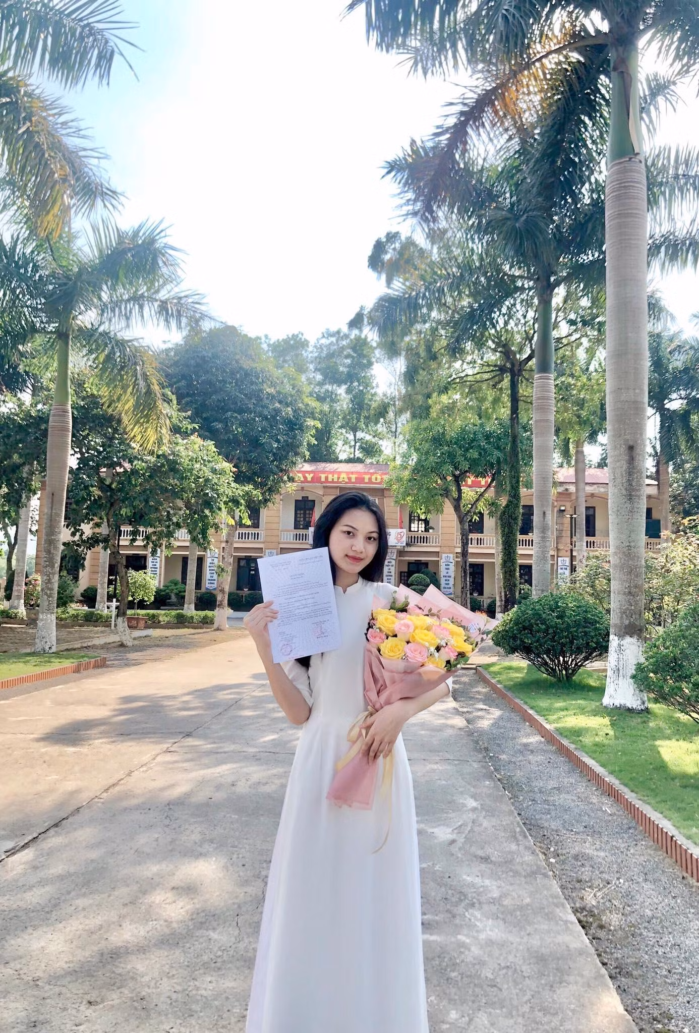 Tháng 5/2022, cô nàng vinh dự được đứng trong hàng ngũ của Đảng, trở thành Đảng viên trẻ khi còn là học sinh THPT. Tháng 5/2022, cô nàng vinh dự được đứng trong hàng ngũ của Đảng, trở thành Đảng viên trẻ khi còn là học sinh THPT.
