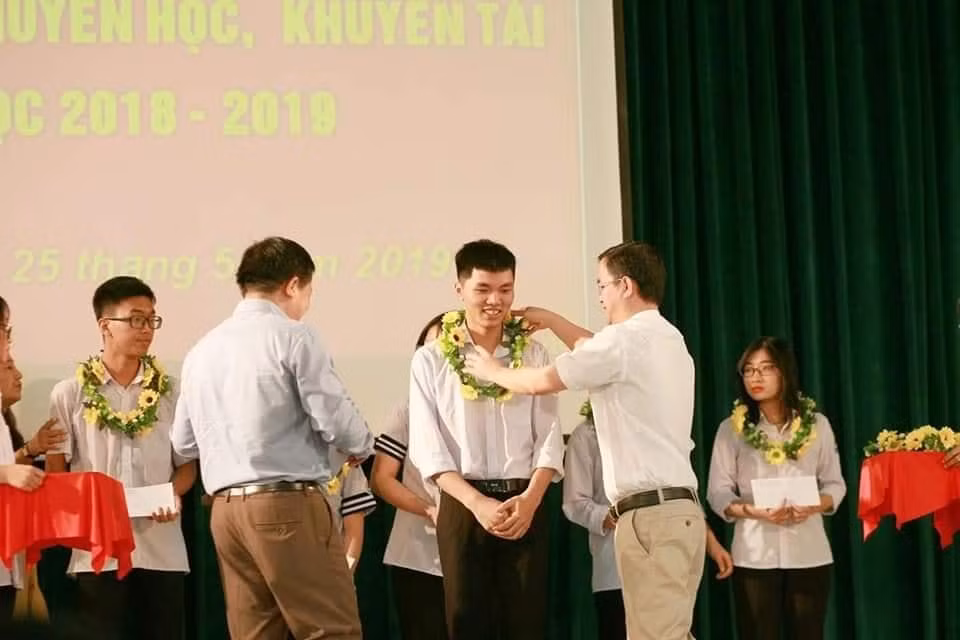 Duy Hưng vinh dự nhận giải Nhì môn Lịch sử trong cuộc thi Học sinh Giỏi Quốc gia năm 2019. Duy Hưng vinh dự nhận giải Nhì môn Lịch sử trong cuộc thi Học sinh Giỏi Quốc gia năm 2019.