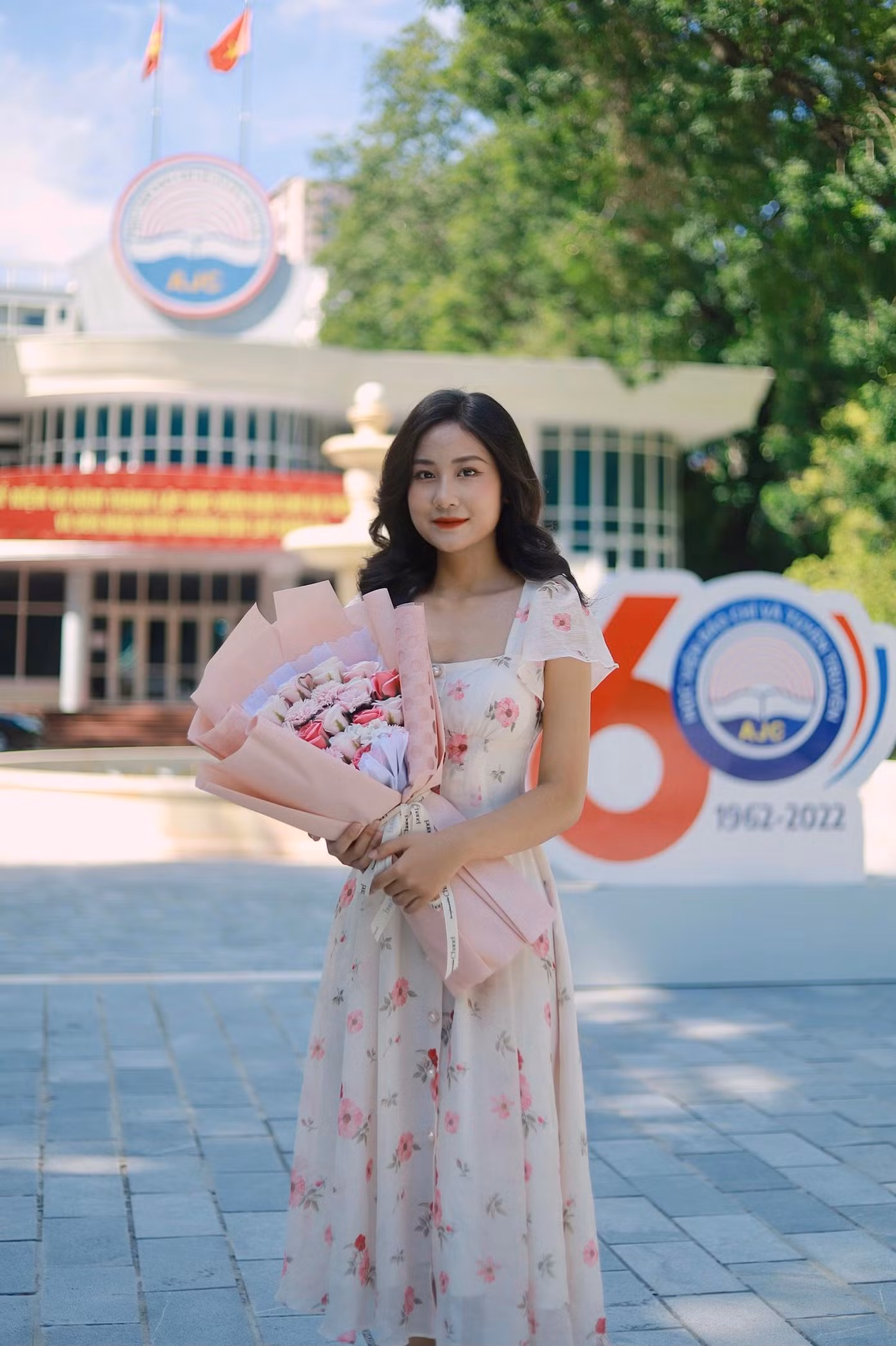 Phương Hà sở hữu chiều cao 1m68, thành thạo 2 ngoại ngữ là tiếng Anh và tiếng Trung.