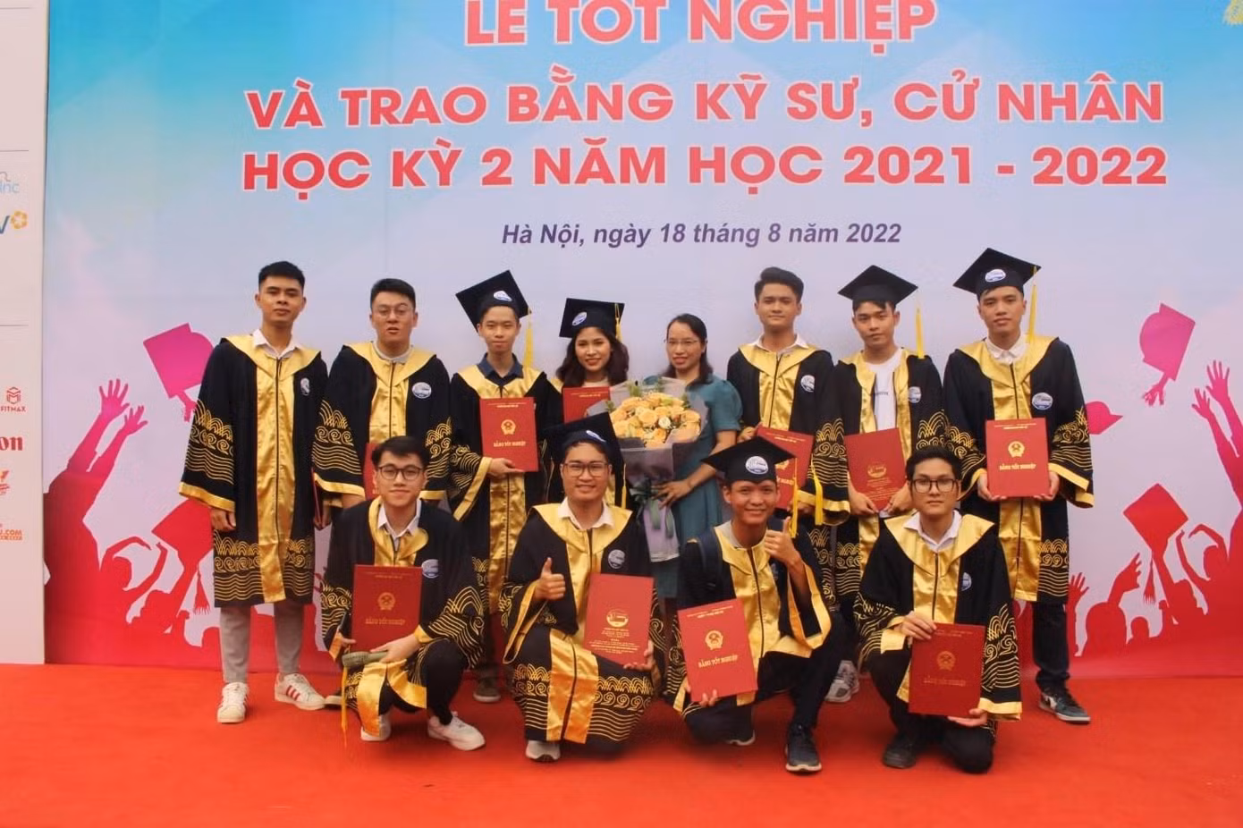 Cô Ngân chung vui cùng học trò trong lễ tốt nghiệp.
