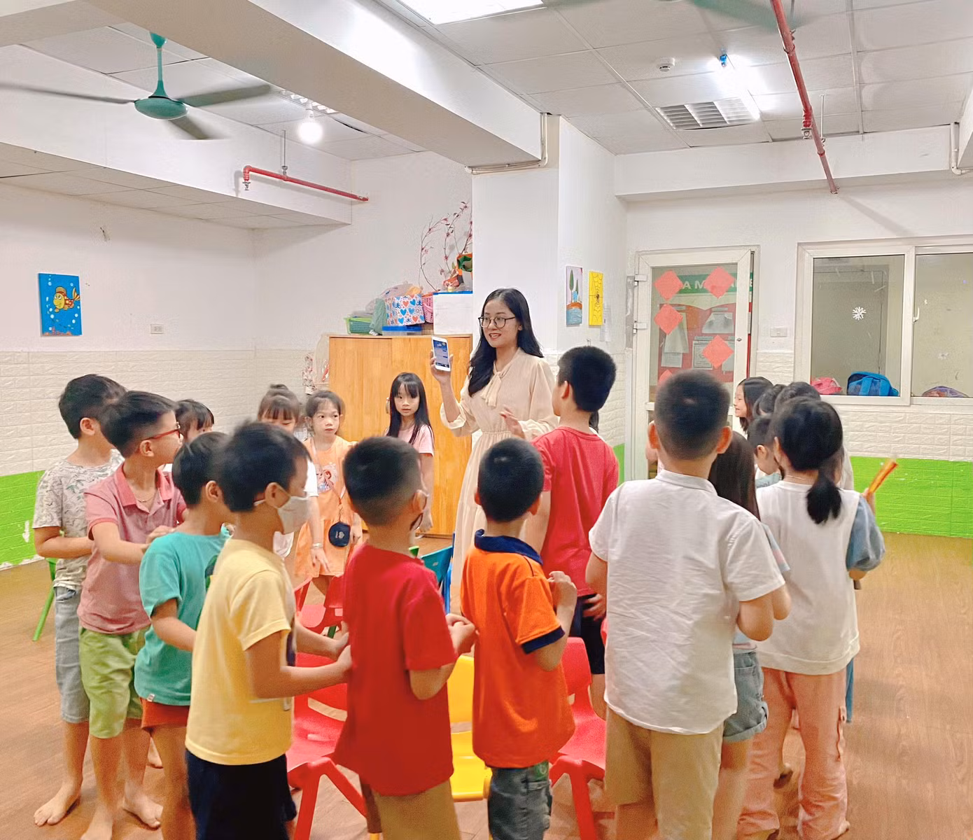 Phương Hà chia sẻ: "Mình chọn đảm nhận vai trò giảng dạy bộ môn MC nhí với mong muốn là người chịu trách nhiệm cầm ngọn đuốc thắp sáng ước mơ MC của các em ngay từ khi còn nhỏ."