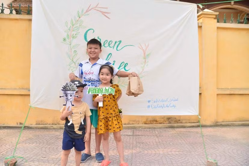 Không chỉ là người trẻ tham gia hoạt động, các em học sinh nhỏ tuổi cũng rất hào hứng tham gia.
