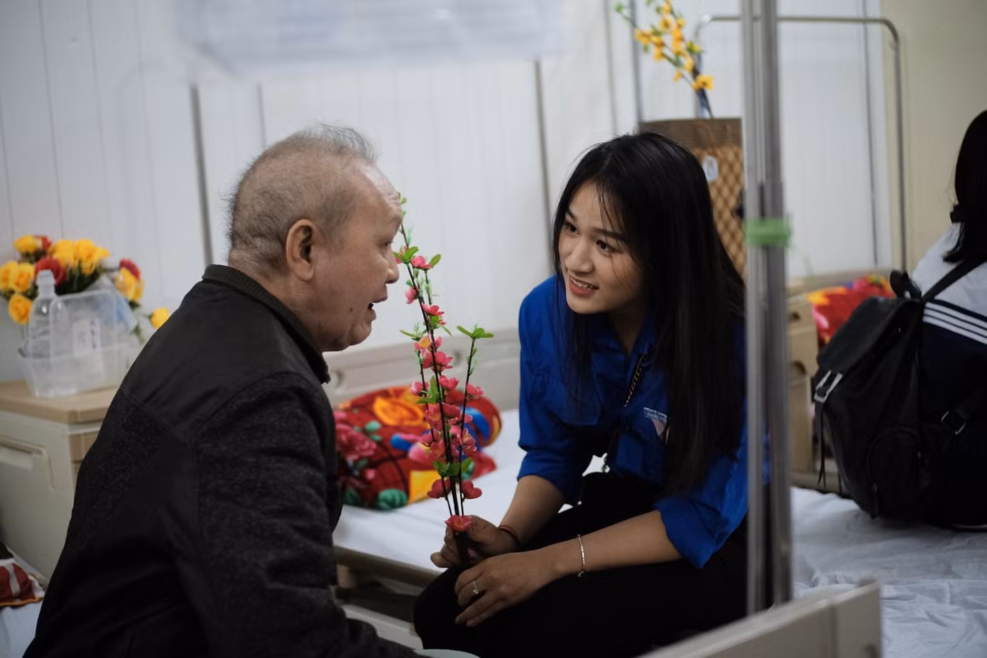 Lê Ngọc tham gia hoạt động tình nguyện tặng quà Tết cho bệnh nhân ở Bệnh viện Ung Bướu.