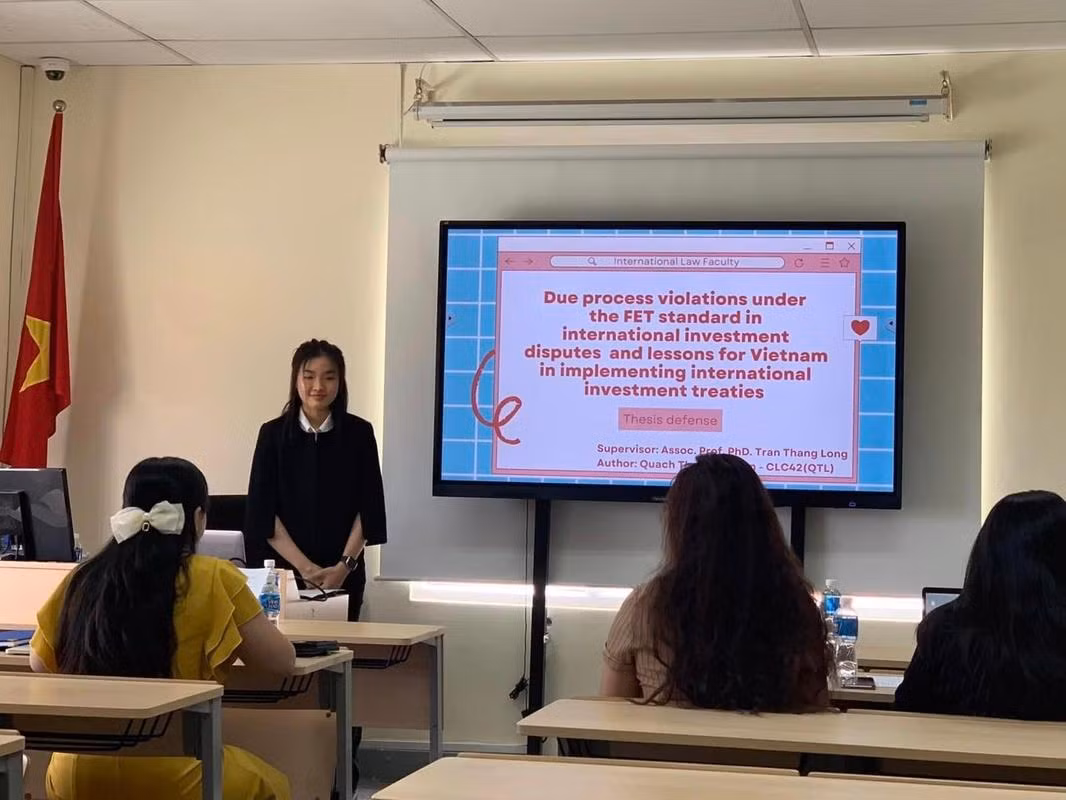 Khoá luận tốt nghiệp của Vịnh An được thực hiện bằng tiếng Anh và đạt 9.8/10 điểm