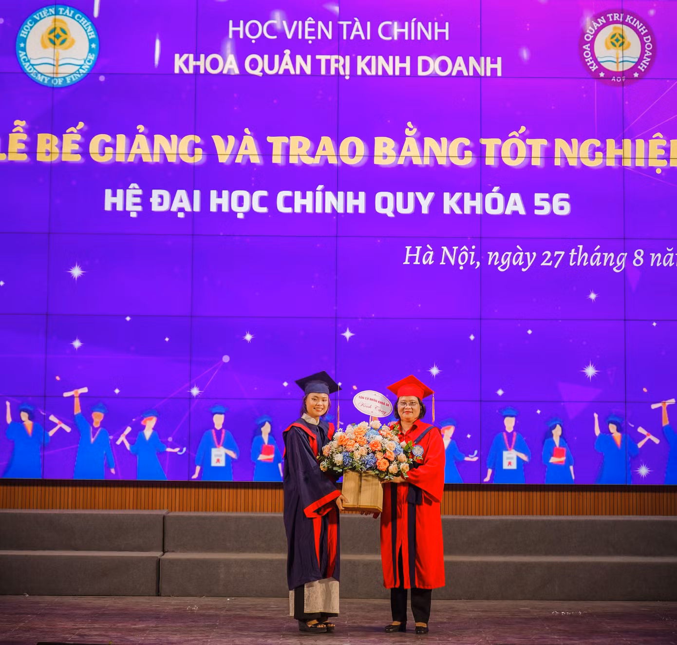 Đại diện tân cử nhân ngành Quản trị kinh doanh tri ân lãnh đạo Học viện.