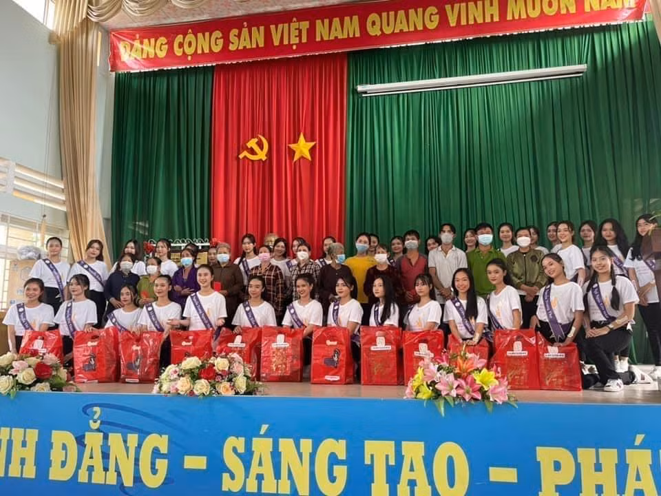 Thùy Nhung cùng các bạn thí sinh tham gia chuyến đi trao quà thiện nguyện ở xã Vĩnh Tân - Đồng Nai.