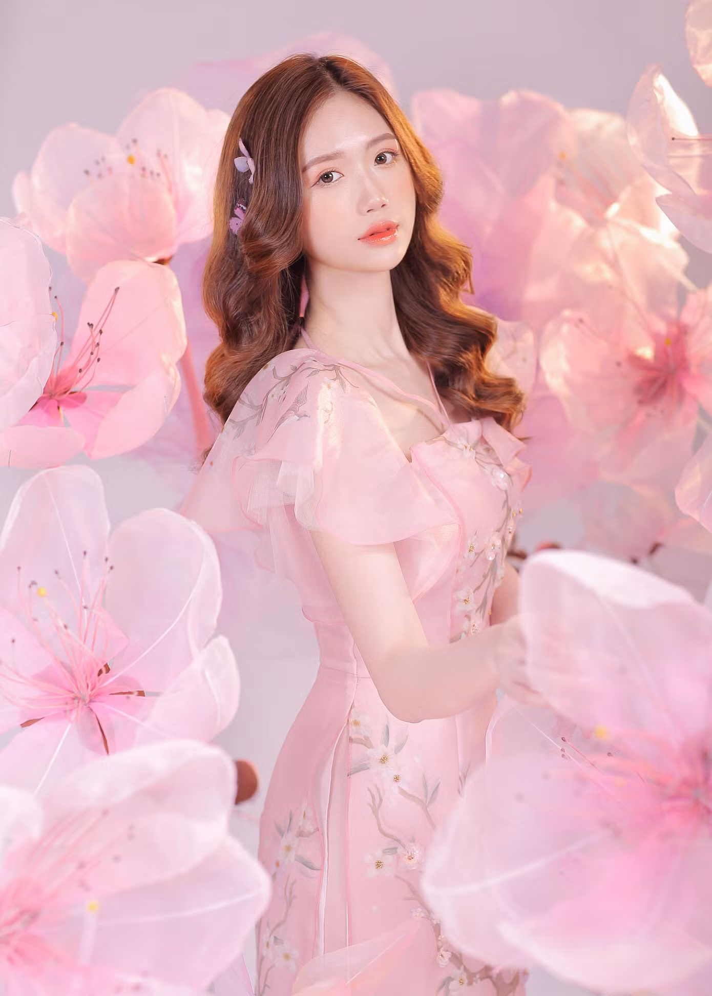 Lựa chọn áo dài hồng giữa vườn đào rực rỡ, Lan Nhi 'hoá' nàng công chúa yêu kiều, mộng mơ. Ảnh: Ngô Văn Long Lựa chọn áo dài hồng giữa vườn đào rực rỡ, Lan Nhi 'hoá' nàng công chúa yêu kiều, mộng mơ. Ảnh: Ngô Văn Long