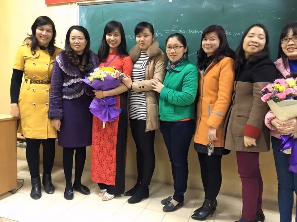 Khánh Hòa (người mặc áo dài đỏ) trong buổi bảo vệ Đồ án tốt nghiệp.