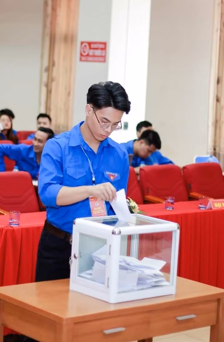 Với Tùng, tuổi trẻ hãy sống một cách trọn vẹn, cống hiến hết mình để cảm nhận được tình yêu thương trong cuộc sống.